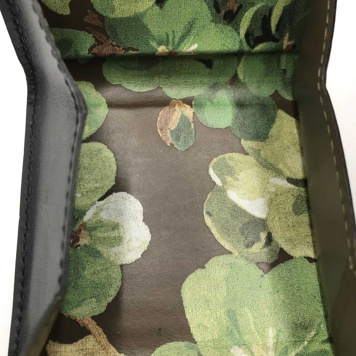 Gucci Compact Leather Wallet With Sleek Design
