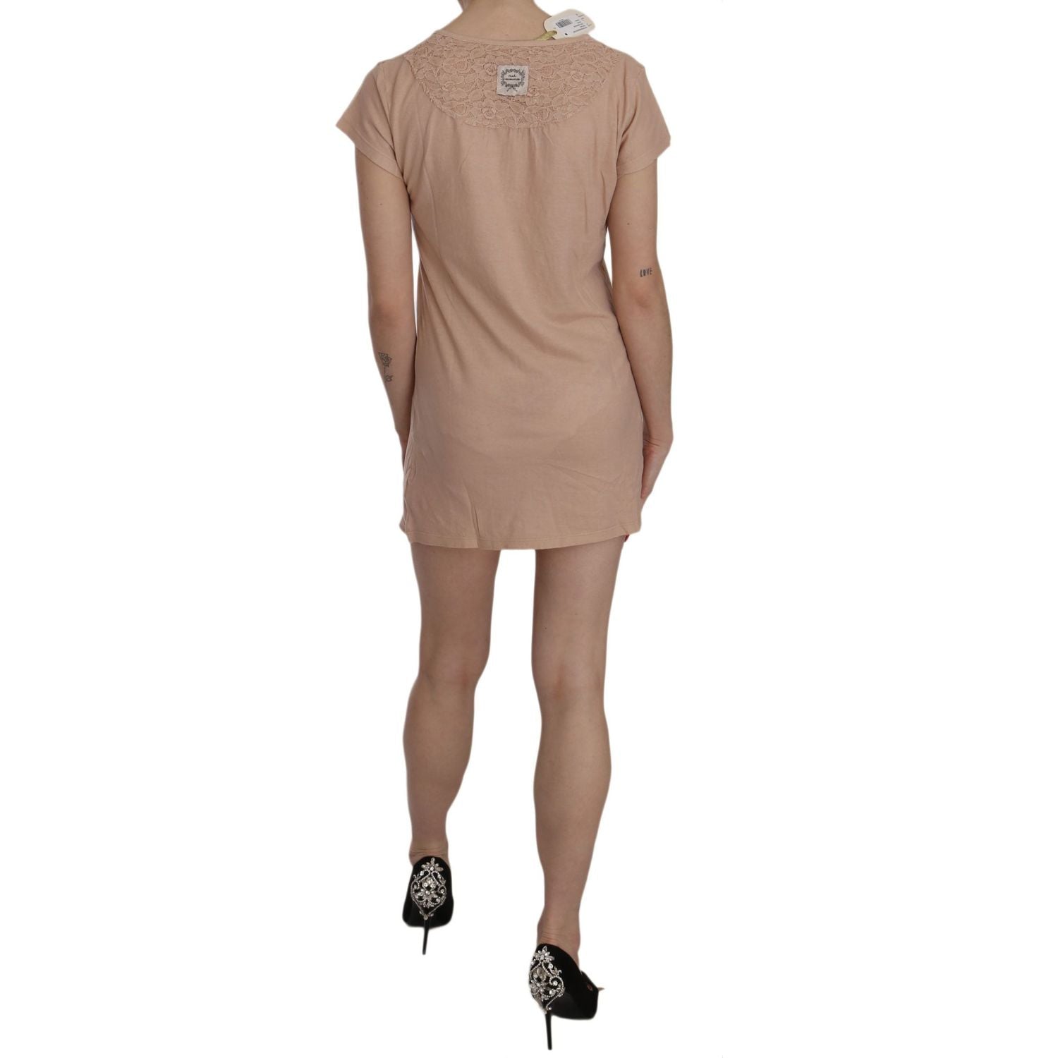 فستان قصير من الدانتيل باللون الوردي من PINK MEMORIES - أناقة مطلقة