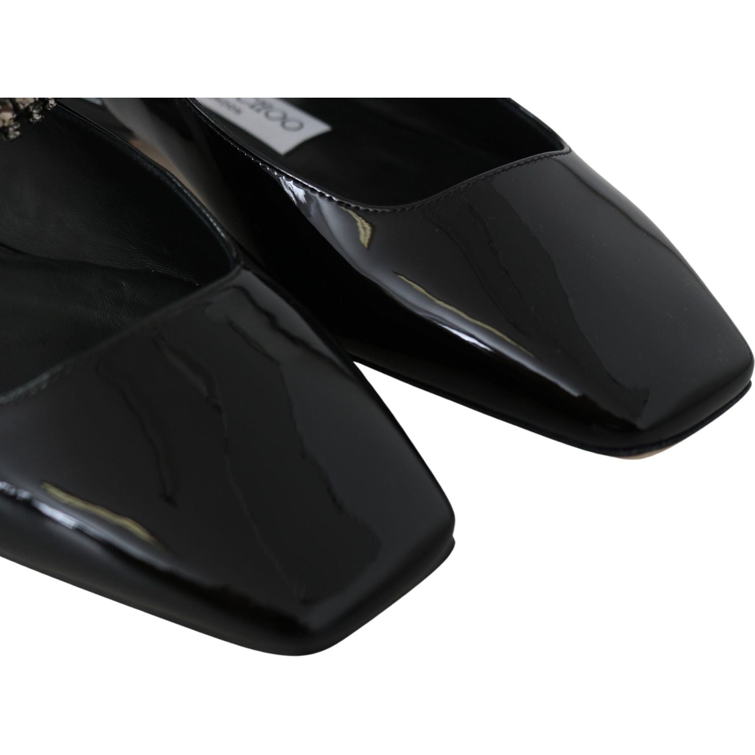 حذاء مسطح أنيق باللون الأسود اللامع من جيمي تشو مع لمسات من الكريستال