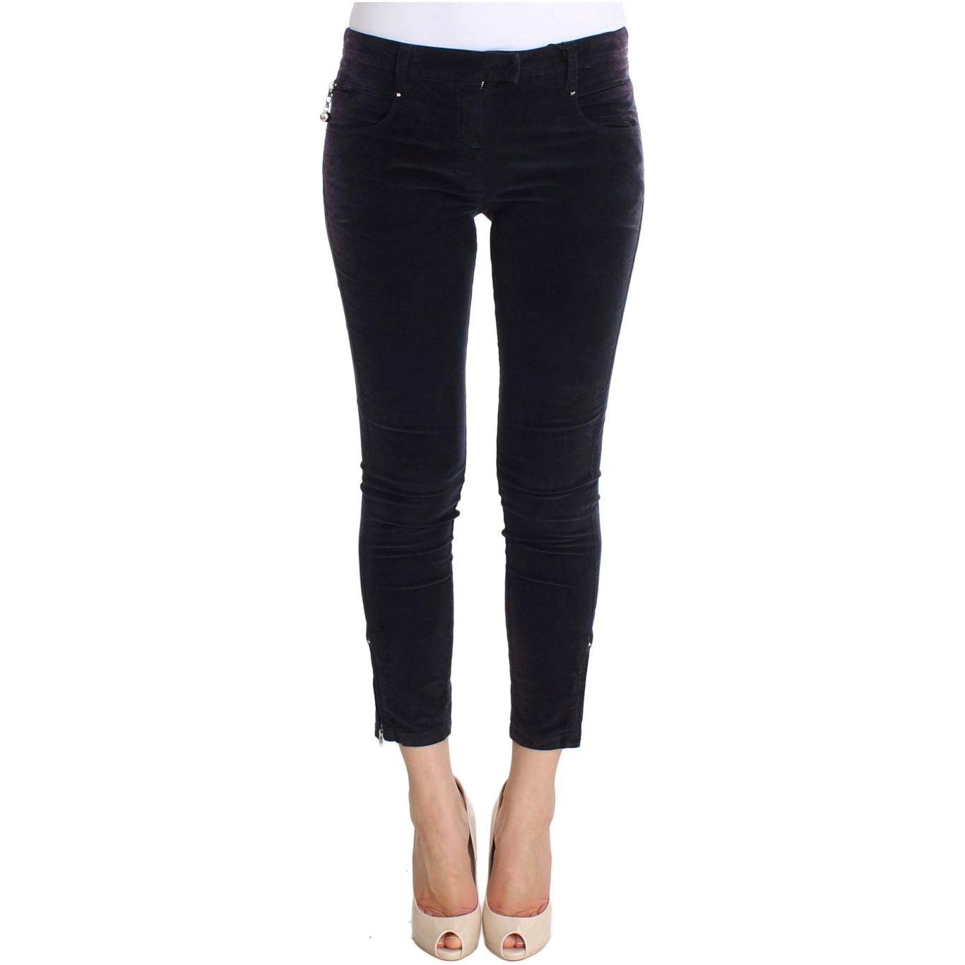 زي وطني أنيق من قماش مخملي مقصوص باللون الأرجواني