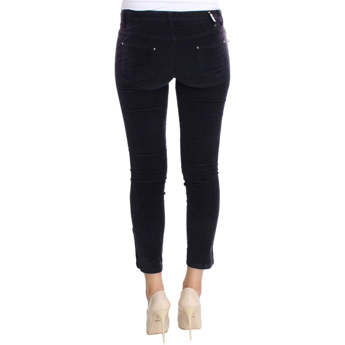 زي وطني أنيق من قماش مخملي مقصوص باللون الأرجواني