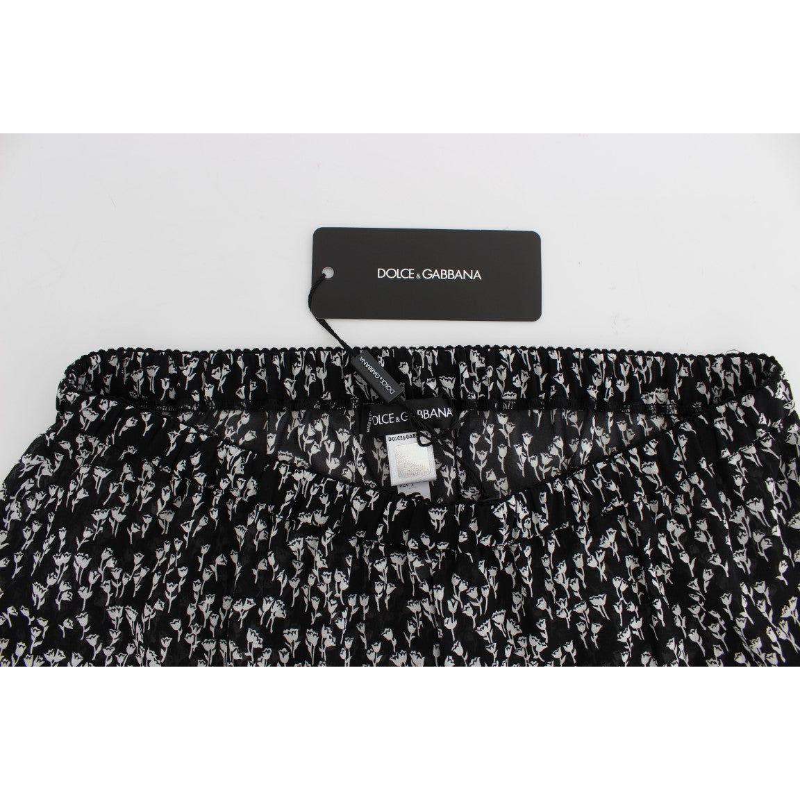 شورت حرير أنيق من دولتشي آند غابانا مزين بالزهور باللونين الأبيض والأسود