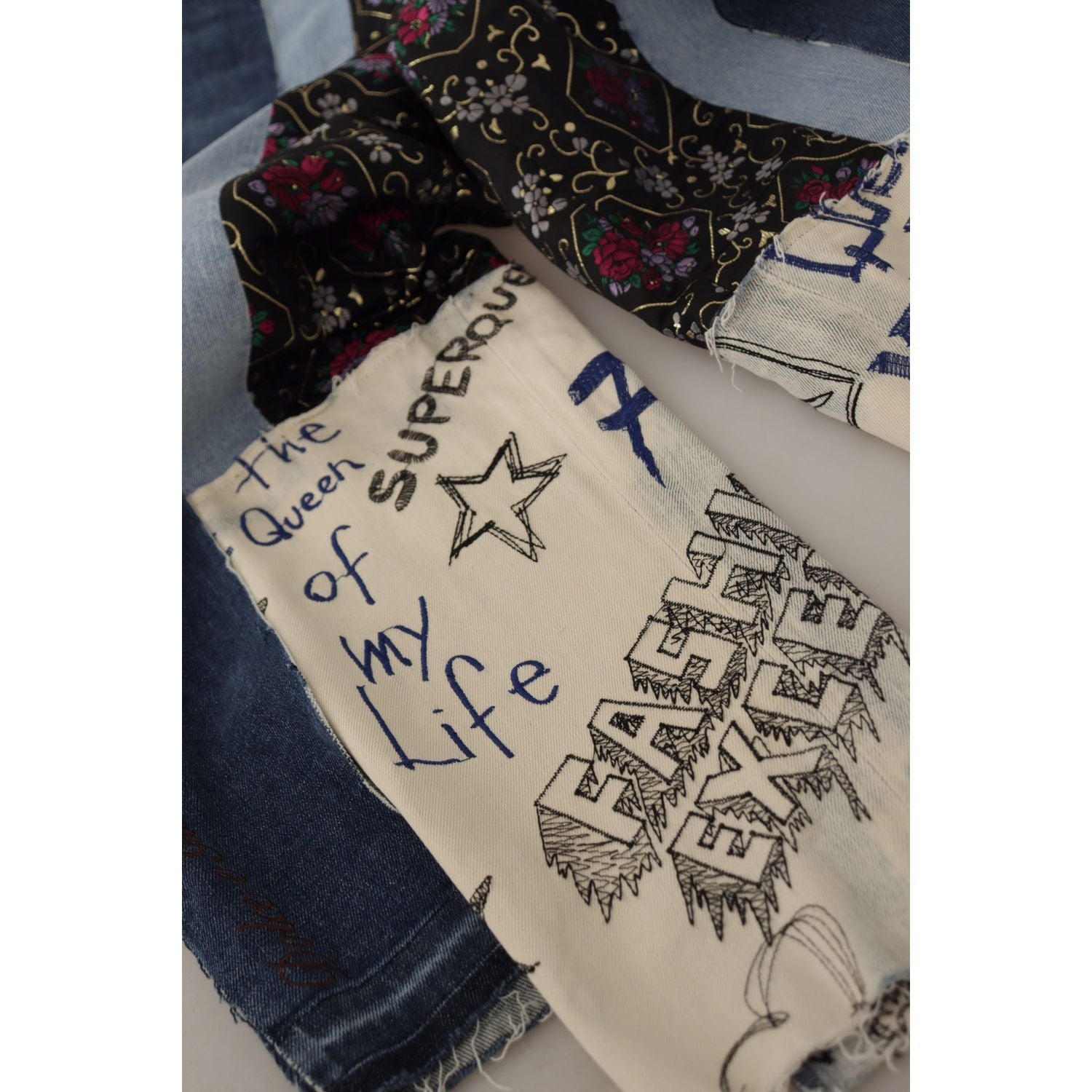 بنطلون جينز دولتشي آند غابانا متعدد الألوان بخصر عالٍ وقصة واسعة