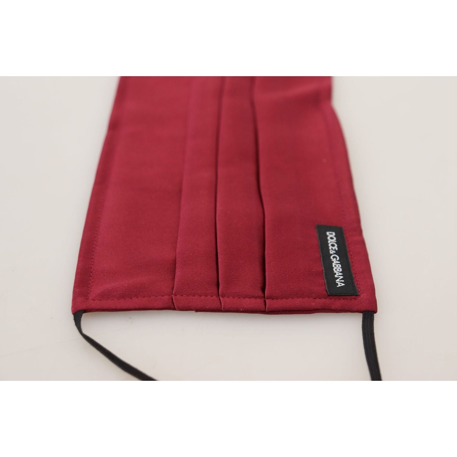 قناع الوجه الأنيق المصنوع من الحرير باللون العنابي من دولتشي آند غابانا