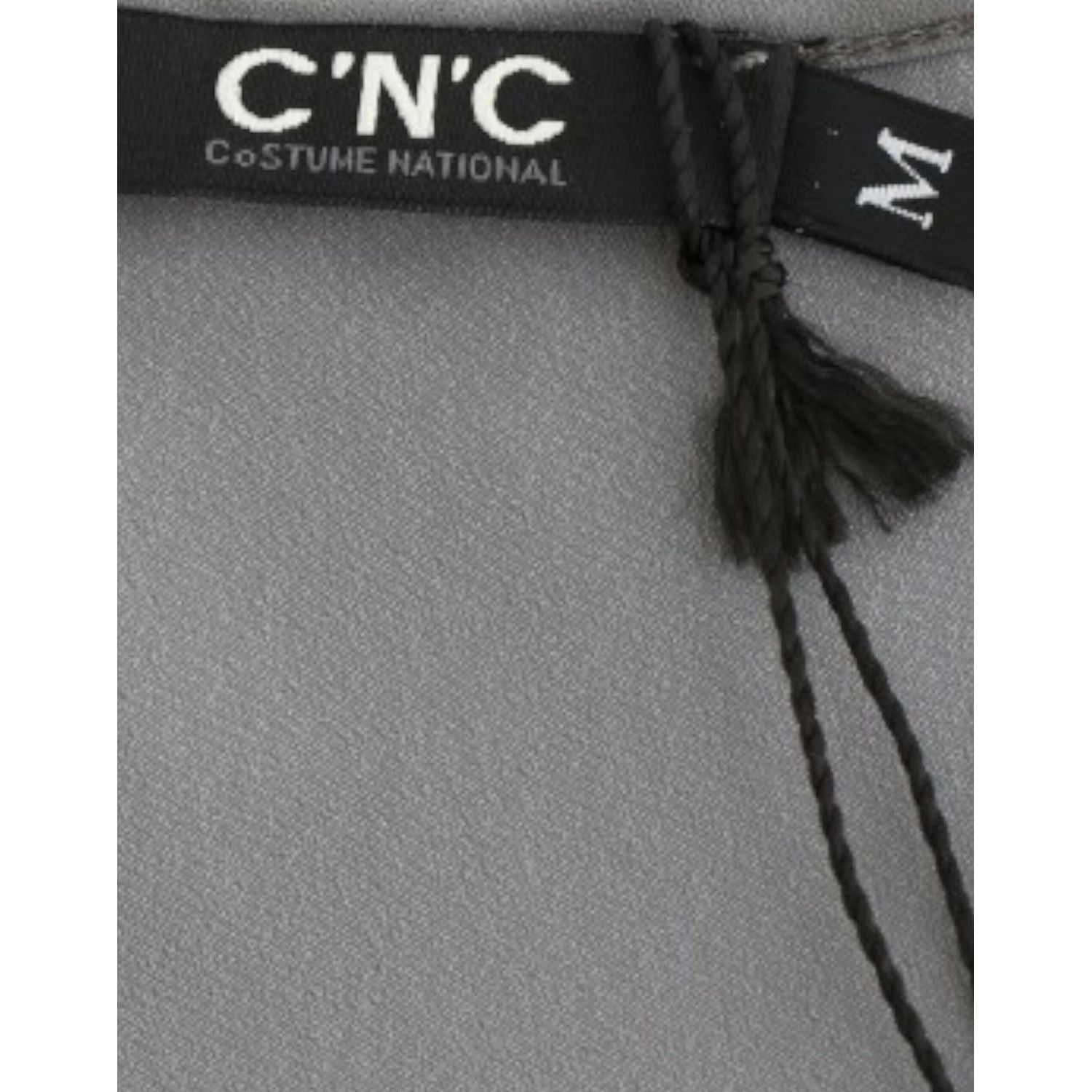 سترة وطنية أنيقة بفتحة رقبة على شكل حرف V مع طبعة زخارف