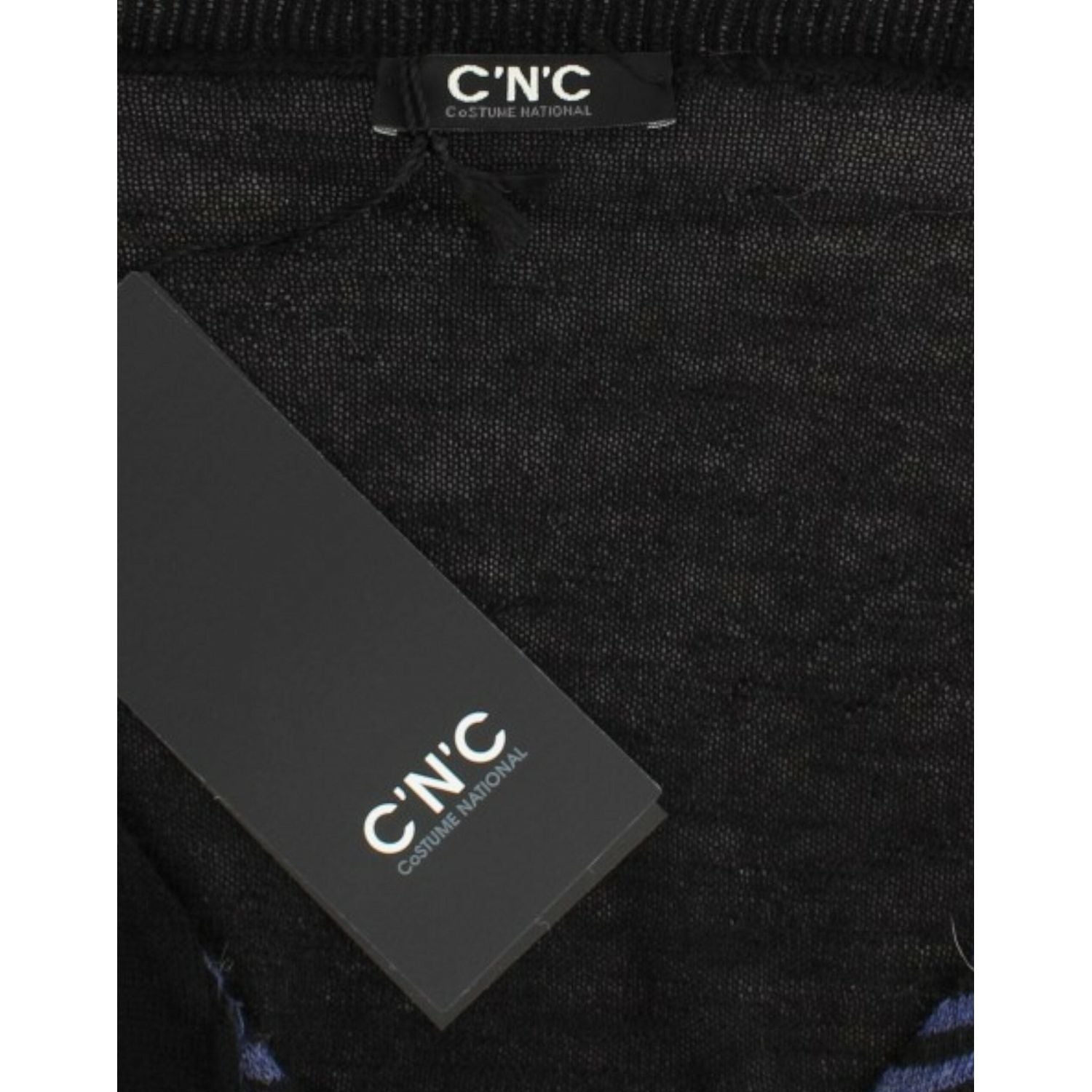 سترة من مزيج الصوف مخططة بفتحة رقبة على شكل حرف V من إنتاج شركة كوستيوم ناشيونال شيك