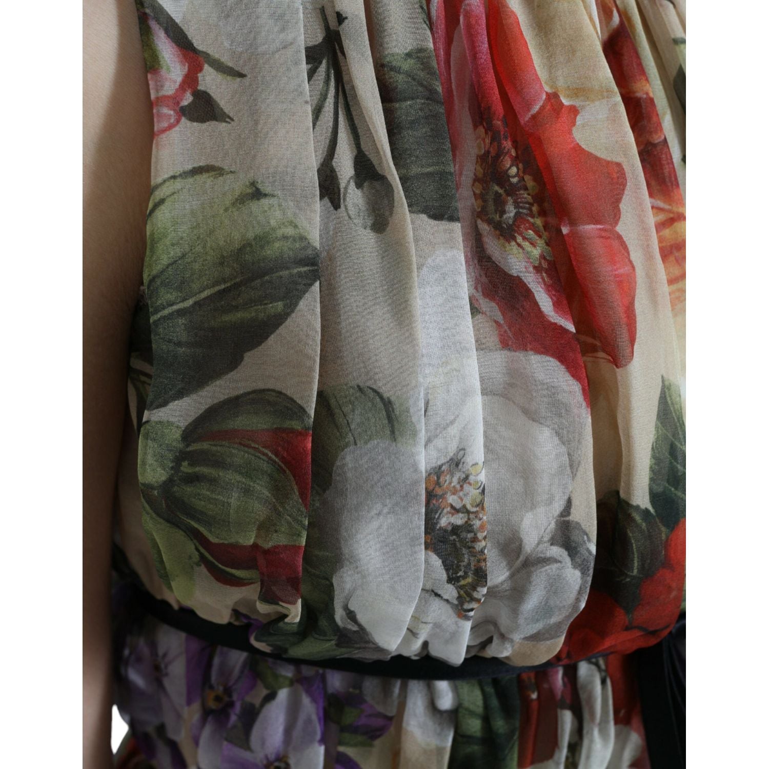 فستان قصير من الشيفون الحريري بنقشة الزهور من مجموعة دولتشي آند غابانا