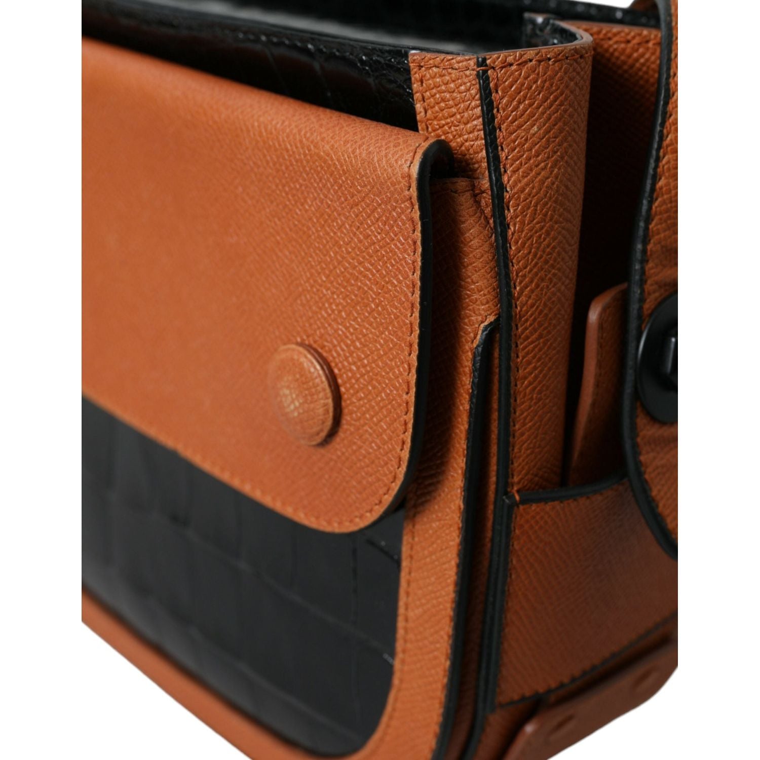 حقيبة كاميرا أنيقة من جلد التمساح من Balenciaga