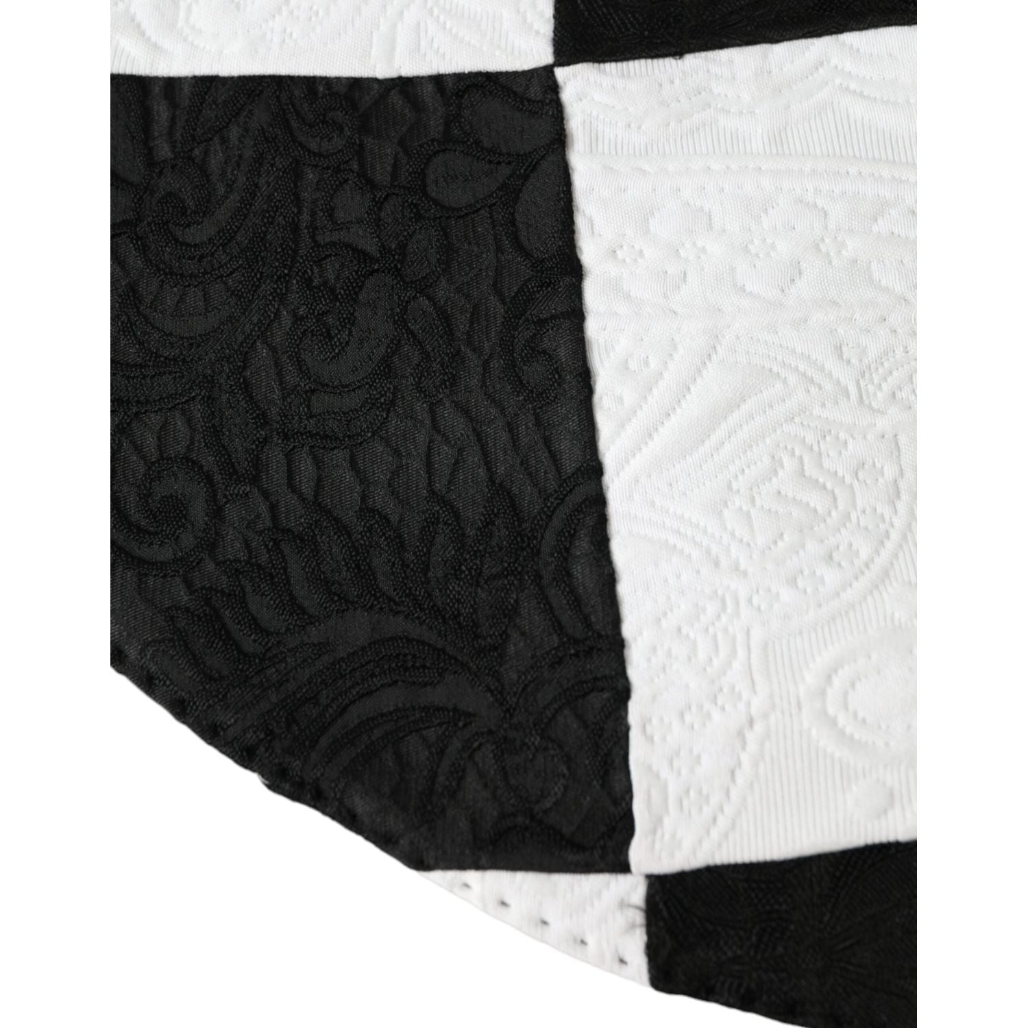 قبعة دولتشي آند غابانا ذات الحواف العريضة والمربعة باللونين الأسود والأبيض