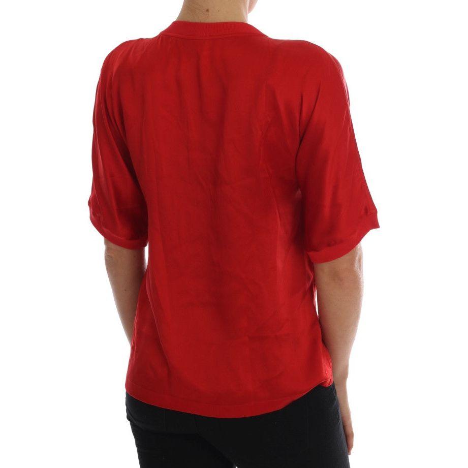 بلوزة أنيقة من الحرير الأحمر مطرزة بالزهور من دولتشي آند غابانا